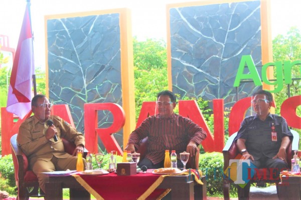 Pjs Bupati Blitar Budi Santosa (paling kiri) saat menyampaikan paparan dalam talk show bersama Dinas Kominfo Jatim.(Foto : Aunur Rofiq/BlitarTIMES)