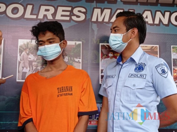 Santoso (kiri), pelaku pembunuhan terhadap rekannya sendiri di Kabupaten Malang (Hendra Saputra)