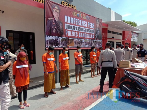 Sejumlah tersangka saat jumpa pers di Halaman Mapolres Bangkalan (Foto: Istimewa)