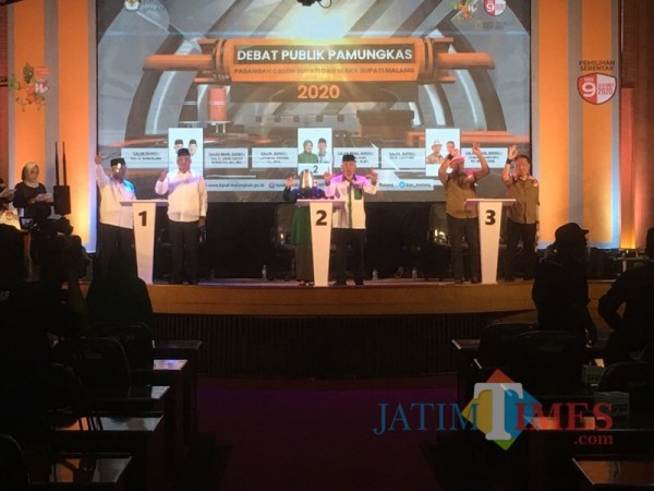 Kandidat nomor urut satu dari pasangan SanDi (paling kiri) saat mengakhiri debat publik seri pamungkas (Foto : Ashaq Lupito / MalangTIMES)
