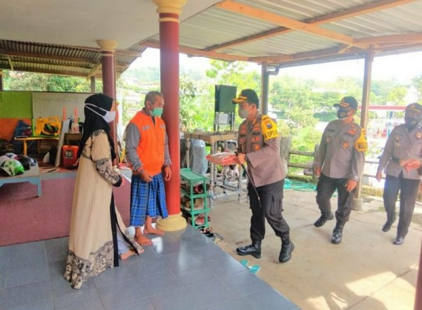 Kapolres Batu AKBP Catur C. Wibowo dan jajaran Polres Batu melaksanakan giat kunjungan kepada warga masyarakat terdampak covid-19 di Desa Tlekung Kota Batu, Rabu (2/12/2020).