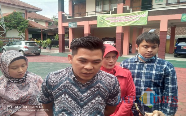 Hely SH, MH, Kuasa Hukum bersama Tatik Suwartiatun dan kedua anaknya saat berada di PN Malang (Ist)