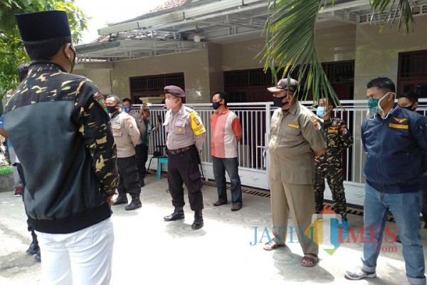 Pasukan Banser bersama aparat kepolisian saat melaksanakan apel di depan kediaman rumah ibunda Mahfud MD (Foto: Rozy/JatimTIMES.com)