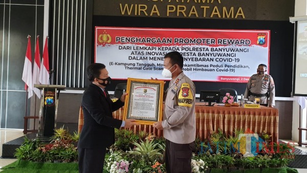Wakapolresta Banyuwangi menerima Promoter Award dari Lemkapi di Rupatama Wira Pratama Polresta Banyuwangi Nurhadi Banyuwangi Jatim Times