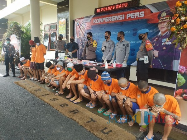 Polres Batu rilis 13 tersangka, 2 di antaranya residivis, Kamis (3/12/2020) di Polres Kota Batu. (Mariano Gale/MalangTIMES)