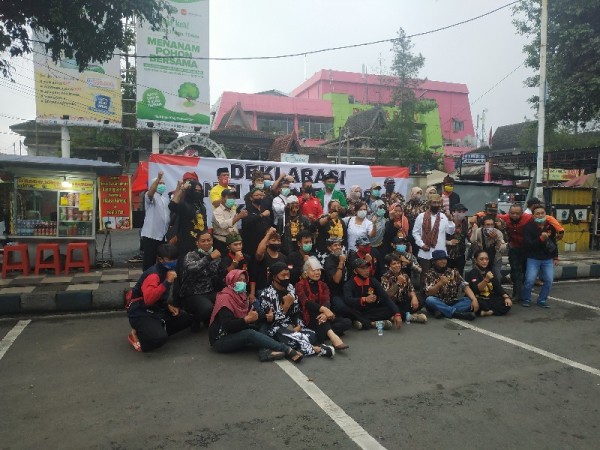 Aliansi Ormas Batu Giat Deklarasi Anti Gerakan Intoleran dan Bagi-bagi Bunga Mawar di Depan Alun-alun, Kamis (3/12/2020)