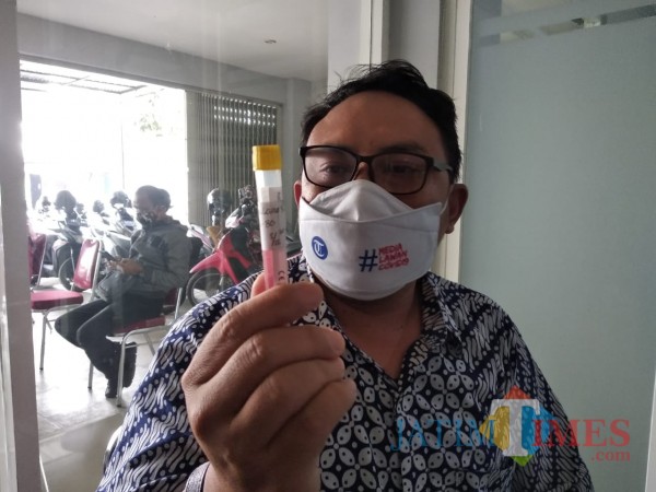 Salah satu ASN Pemkot Malang saat akan menjalani swab test. (Arifina Cahyanti Firdausi/MalangTIMES).