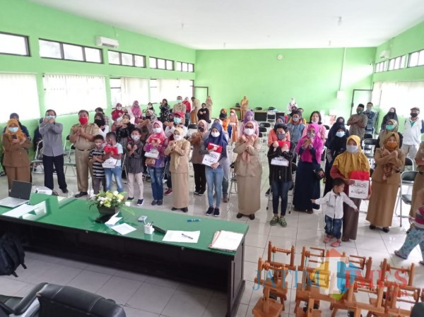Dinsos-P3AP2KB saat memberikan bantuan kepada disabilitas (Hendra Saputra)