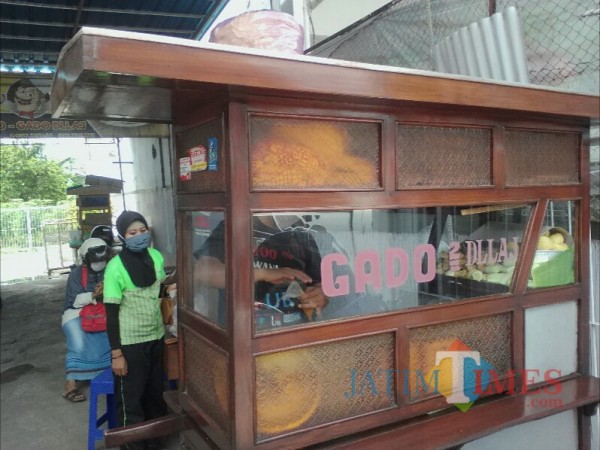 Gado-gado DLLAJR, salah satu kuliner Banyuwangi di depan Kantor PC NU Banyuwangi. (Foto: Nurhadi/Banyuwangi Times)