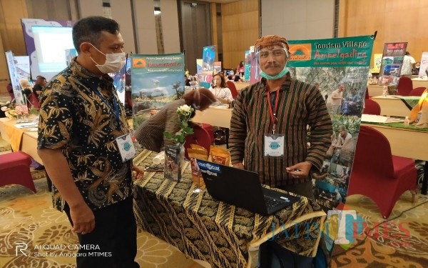 Kasi Pengembangan Ekonomi Kreatif Disporapar Kota Malang Agung H Buana (kiri) saat meninjau stan salah satu seller di agenda Table Top beberapa saat lalu (Anggoro Sudiangko/MalangTIMES).