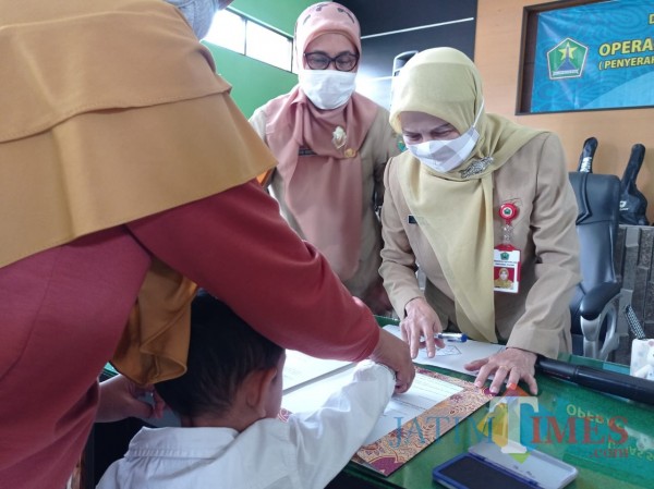 Kabid Rehlinjamsos Titik Kristiani (pakaian dinas, kiri) saat mendampingi KaDinsos-P3AP2KB Kota Malang Peni Indriani. (Hendra Saputra)