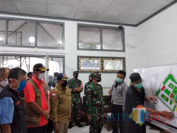 Kepala BNPB Letjen TNI (Purn) Doni Monardo (baju oranye) saat meninjau kesiapan RS Lapangan di Kota Malang, Kamis (3/12/2020). (Arifina Cahyanti Firdausi/MalangTIMES).