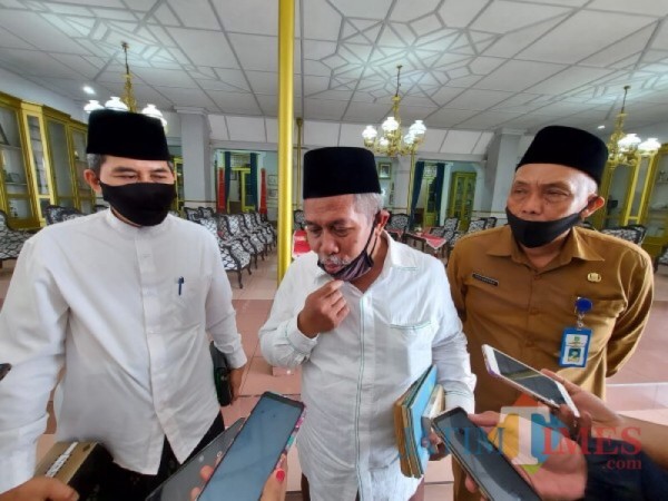 Ketua PWNU Jatim KH Marzuki Mustamar (tengah). (Foto : Dokumen MalangTIMES)