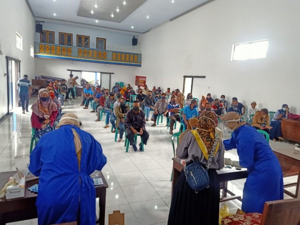 Pelaksanaan rapid test kepada petugas KPPS yang dilakukan oleh tenaga medis. (Foto: KPU Kabupaten Malang)