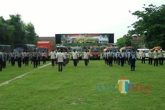 Suasana saat Apel gelar pasukan di lapangan pendopo Ronggosukowati, Kabupaten Pamekasan (Foto:Ist/JatimTIMES.com)