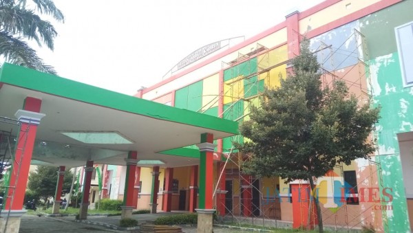 Tampak depan Gedung GOR Saka Bangkalan saat penggerjaan. (Foto: Redaksi BangkalanTIMES)