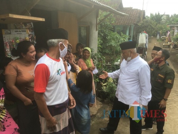 Calon Bupati Malang dari pasangan SanDi nomor urut 1, Sanusi (kemeja putih) saat menyapa warga ketika berkampanye (Foto: Ashaq Lupito/ MalangTIMES)