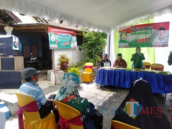 Calon Bupati Malang nomor urut dua yakni Lathifah Shohib saat memaparkan program kerjanya kepada masyarakat Sumberpucung, Jumat (4/12/2020). (Foto: Dok. JatimTimes)