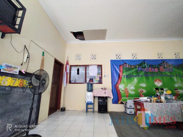 Atap dan plafon ruangan kantor TK Dharma Wanita Persatuan Tlogomas yang dijebol pencuri. (Ist)