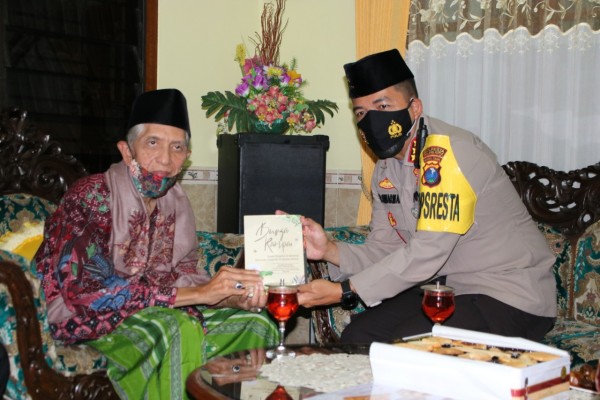 Kapolresta Malang Kota Kombespol Leonardus Simarmata saat menerima buku pemberian dari Ketua MUI Kota Malang, KH Baidhowi Muslih (Ist)