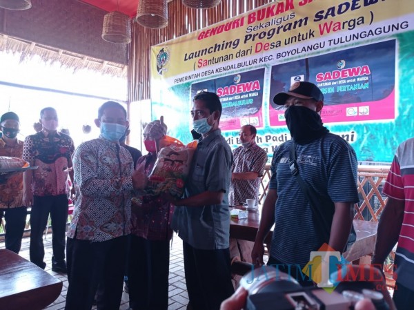 Kepala Desa Kendalbulur Anang Mustofa saat menyerahkan bibit padi program Sadewa