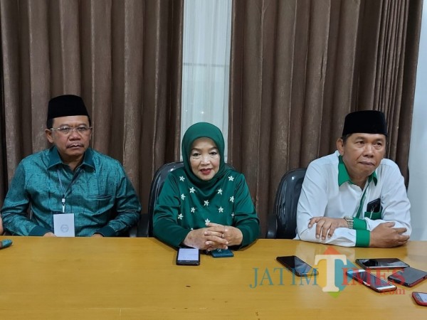Paslon LaDub saat menggelar konferensi pers usai menjalani debat publik di Gedung DPRD Kabupaten Malang. (Foto: Tubagus Achmad/MalangTimes)