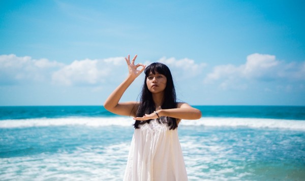 Visual video lirik Audeamus dari Wake Up Iris! yang diperankan Fathzefa Samodra dari Komunitas Akar Tuli. (Foto: Dok. Wake Up Iris!)