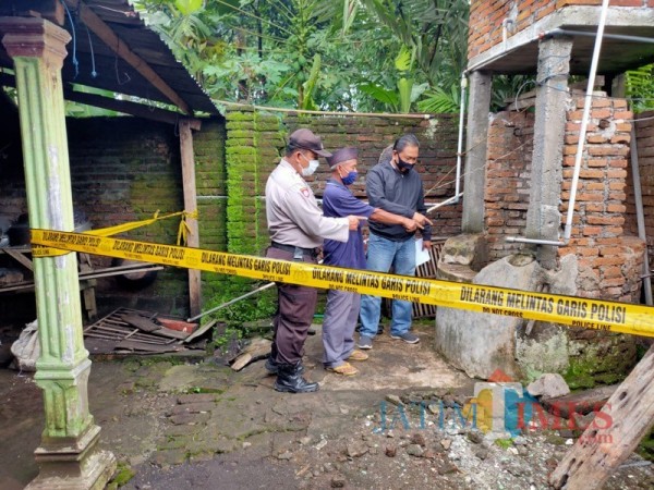 Petugas kepolisian saat melakukan olah TKP di lokasi kejadian (Foto : Istimewa)