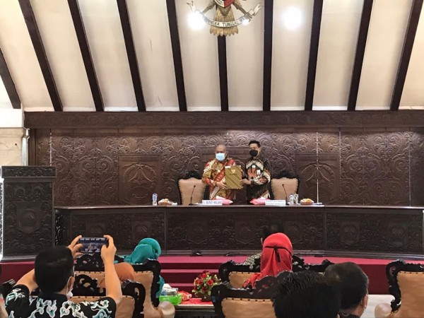 Pjs Bupati Malang, Sjaichul Ghulam (kiri) bersama Sekretaris Daerah, Wahyu Hidayat (Humas Pemkab Malang)