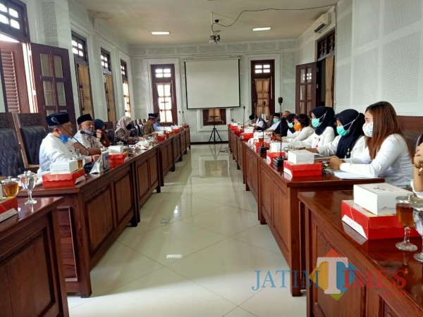 Aktivitas-hearing-Komisi-B-DPRD-Kota-Malang-dengan-mitra-kerjanya-36aa7f6b9254faa2a.jpg