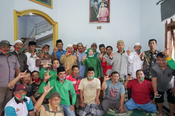 Calon Bupati Malang nomor urut dua yakni Lathifah Shohib saat bersama para pendukungnya. (Foto: Dok. Malang Bangkit)