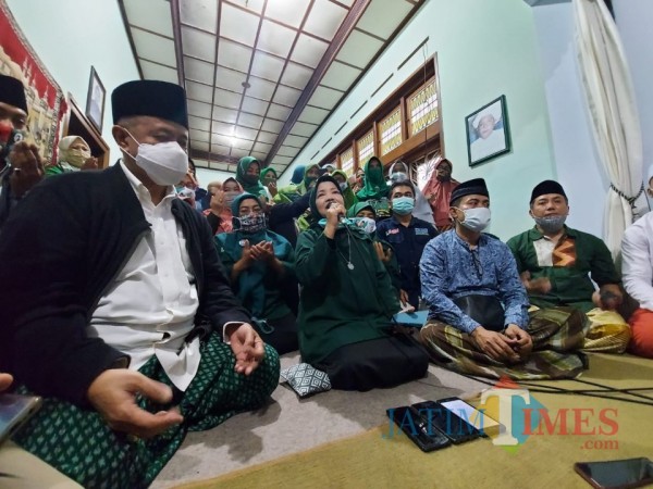 Calon Bupati Malang nomor urut dua yakni Lathifah Shohib saat menggelar konferensi pers di Gondanglegi, Sabtu (5/12/2020). (Foto: Tubagus Achmad/MalangTimes)