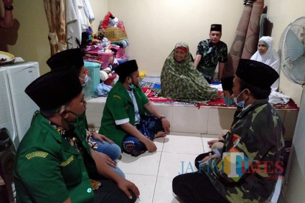 Empat pimpinan GP Ansor se-Madura saat menemui langsung ibunda Mahfud MD, Siti Khatijah, di rumahnya. (Foto: Rozy/JatimTIMES.com)
