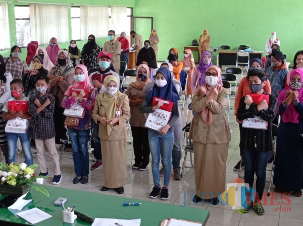 Foto bersama Dinsos-P3AP2KB Kota Malang dengan disabilitas (Hendra Saputra)