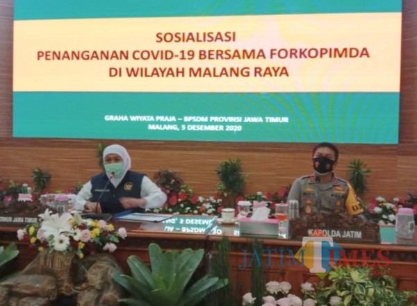 Gubernur Jatim Khofifah Indar Parawansa saat memberikan paparan terkait penanganan Covid 19 dan Kapolda Jatim Irjen Nico Afinta (Anggara Sudiongko/MalangTIMES)