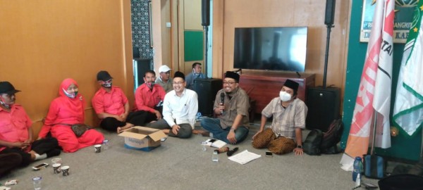 Tim hukum paslon LaDub saat menjelaskan teknis kerja dari relawan khusus saat hari pencoblosan. (Foto: Dok. Malang Bangkit)