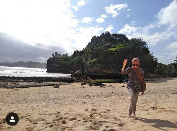@anurnaeka saat berfoto di pantai Batu Bekung.