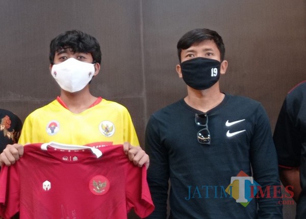 Ahmad Bustomi (kanan) bersama pesepakbola muda asal Malang (Hendra Saputra)