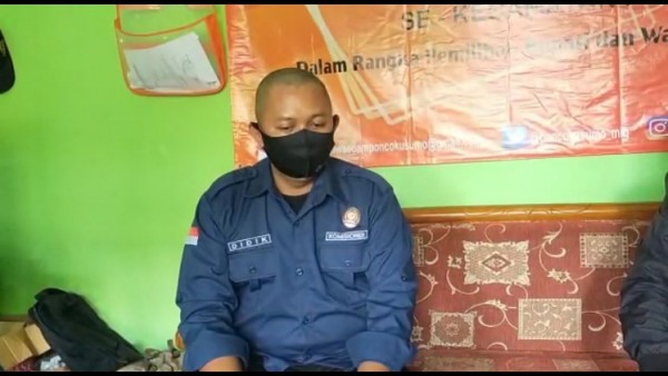 Divisi Hukum dan Penindakan Panwascam Poncokusumo Kabupaten Malang Didik saat memberikan keterangan resminya, Selasa (8/12/2020). (Foto: Istimewa)