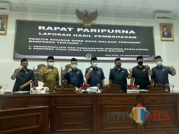 Suasana-Rapat-Paripurna-pembahasan-Ranperda-Minol-dan-Ranperda-Perumda-Tunas-di-Gedung-DPRD-Kota-Malang-Arifina-Cahyanti-Firdausi-MalangTIMES-24ff8076780695dbb.jpg