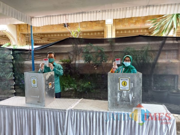 Gus Ali Ahmad bersama istri saat menggunakan hak suaranya di TPS 02, Desa Donowarih, Kecamatan Karangploso, Kabupaten Malang, Rabu (9/12/2020). (Foto: Tubagus Achmad/MalangTimes)