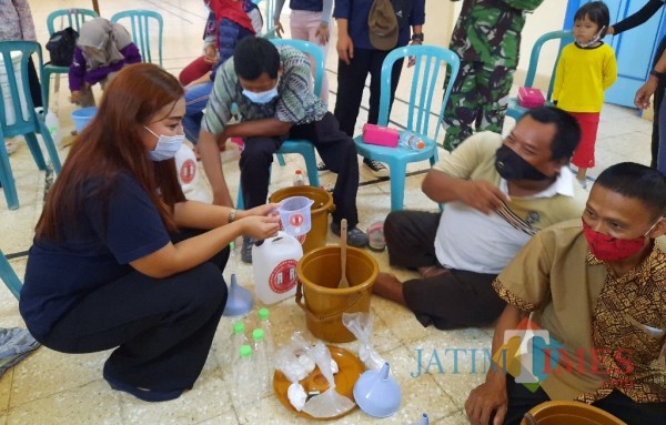 Koordinator RGR Irma Yuliani memberikan contoh cara pembuatan sabun.(eko arif s/Jatimtimes)