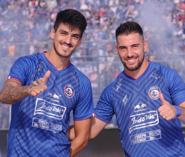 Matias Malvino (kiri) dan Jonathan Bauman dengan jersey Arema FC musim 2020 (official Arema FC)