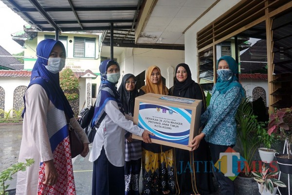 Ketua TP PKK Kota Kediri Fery Silviana Abu Bakar bagikan masker kepada ponpes putri Lirboyo.(ist)