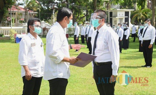 Walikota Kediri Abdullah Abu Bakar memberikan SK CPNS.(ist)