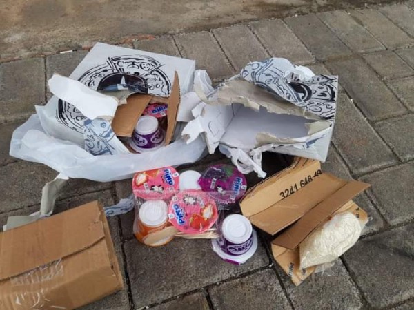 Isi paket yang dikirim korban, bukan sambal cumi, melainkan hanya segenggam beras dan es Kino (Ist)