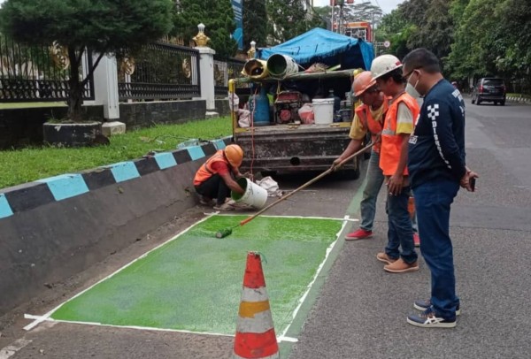 Petugas Dishub Kota Malang saat melakukan pengecatan jalur sepeda (istimewa)