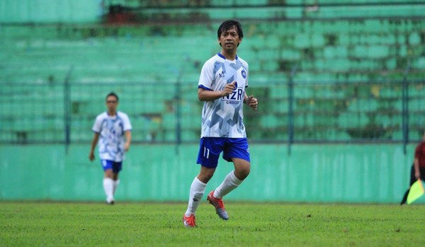 Rian D'Masiv saat bermain fun football game di Kota Malang. (Instagram @rianekkypradipta)