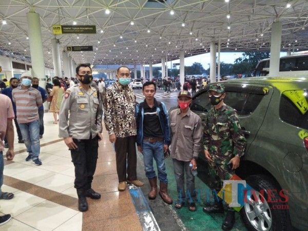 Rombongan Muspika Jabung saat menjemput Dedik Purnomo (tengah) di Bandara Juanda (Foto : Camat Jabung for MalangTIMES)