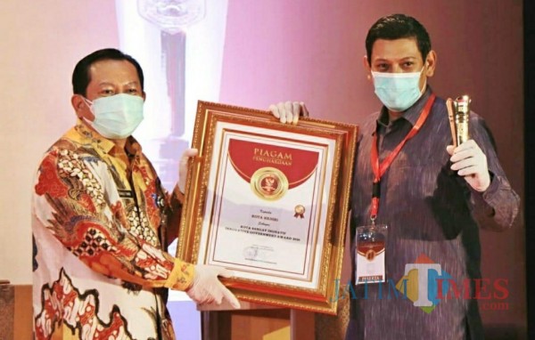 Walikota Kediri Abdullah Abu Bakar menerima penghargaan dalam kompetisi Innovative Government Award (IGA) 2020.(ist)
